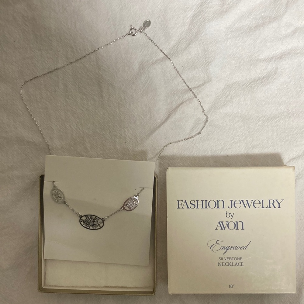 Vintage Avon Fashion Jewelry 1981 Silverstone Necklace